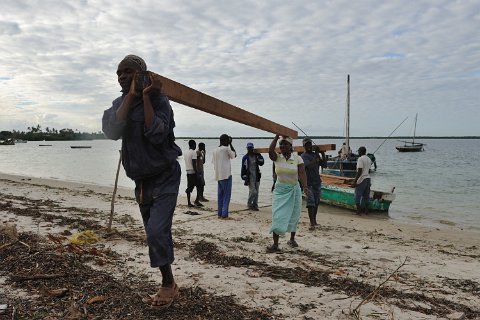 _027340-F2010___6601 Mozambique, Ibo, déchargement sur le port