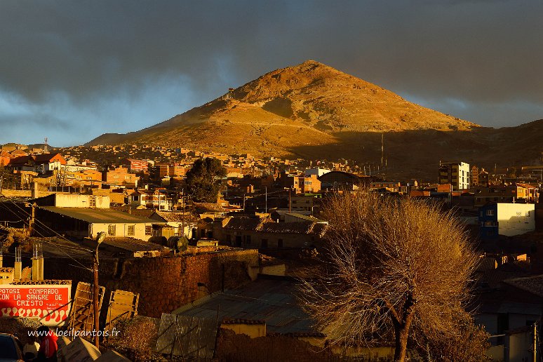 Jour 9 potosi Potosi, le Cerro Rico (4782m) qui fut, au XVIe siècle, le plus grand complexe industriel du monde (160000hab au XIIe siècle, 8000 en 1825, 250000 aujourd'hui)...