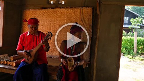 20191126__00213-2 Mi Rei avec une guitare qu'il a construite lui-même 20 ans auparavent