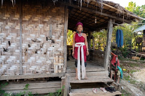 20191126__00213-30 VIllage de hta nee la leh, So Mya, Kaya en tenue traditionnelle, 69 ans devant sa cuisine (Mya est la terminaison des noms de femme). So Mya a eu d'un premier...