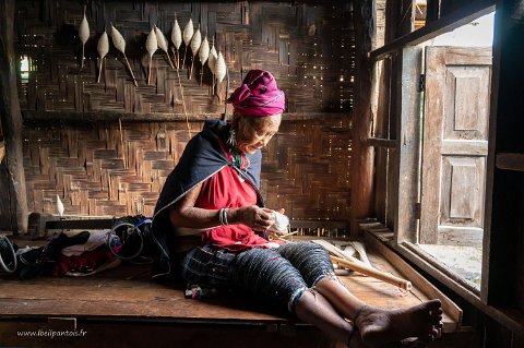 20191126__00213-39 So Mya au travail, les kayahs sont des peuples d'origine sino-tibetaine. Les femmes entourent de fibres végétales laquées leurs mollets qui sont censés contenir...