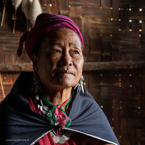 20191126__00213-51 So-mya et son collier de pièces (classique dans le Sud'est asiatique). L'héritage est réparti librement par les parents, avec souvent un avantage au plus jeune,...