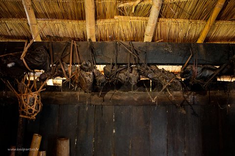 20191126__00213-59 Amulettes animistes constituées d'os de poulet entourés de feuilles