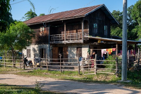 20191126__00213-68 Maison RDC pierre et étage en bois, sans doute par remplissage entre les pilotis d'origine