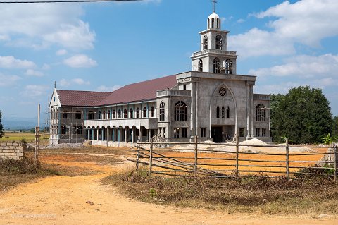 20191126__00213-169 Loikaw, capitale de l'état Kayah, située à 1200m d'altitude comprend près de 50% de chrétiens trés actifs. Ici nouvelle eglise en construction