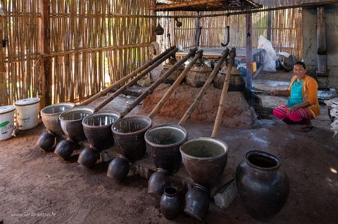 20191124__00124-67 Tharkhaung, distillerie d'alcool de riz: au 1er plan les alambics avec pots de condensation à double enveloppe