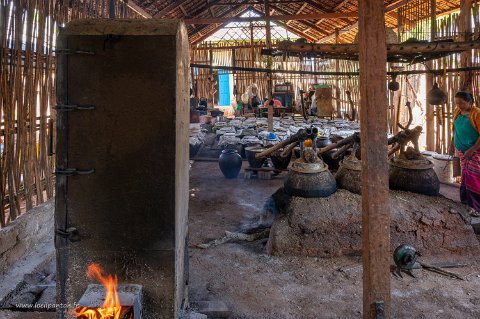 20191124__00124-73 Tharkhaung, distillerie d'alcool de riz: à gauche appareil pour le chauffage du riz à la vapeur avant d'ajouter la levure