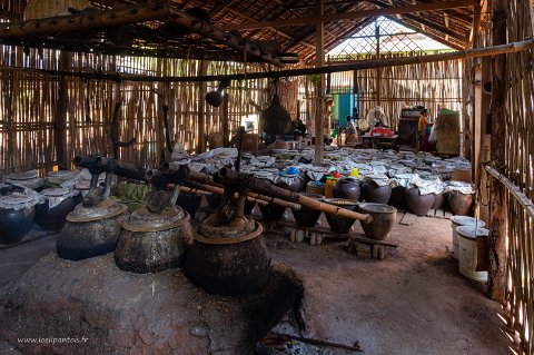 20191124__00124-74 Tharkhaung, distillerie d'alcool de riz: au 1er plan les alambics (double distillation) et au fond les pots de fermentation