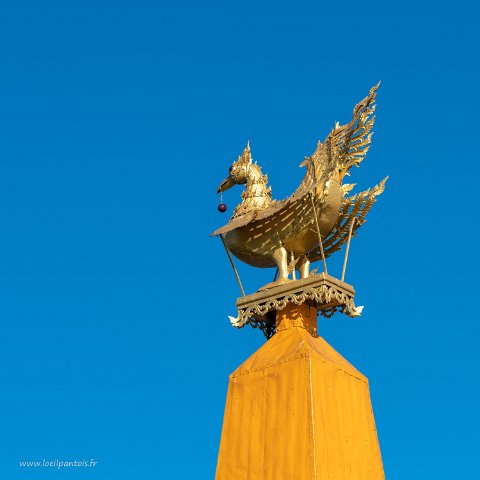 20191123__00059-40 Lac Inle:le karaweik, oiseau mythique intha au sommet du monument marquant l'endroit du naufrage de la barque royale sur le lac en 1965