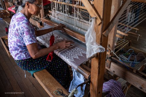 20191122__00289-136 Myat Pwint Chel, Tissage de soie de lotus, tissage avec des fils séquentiellement teintés qui sont positionnés au démarrage de la navette pour que les motifs...