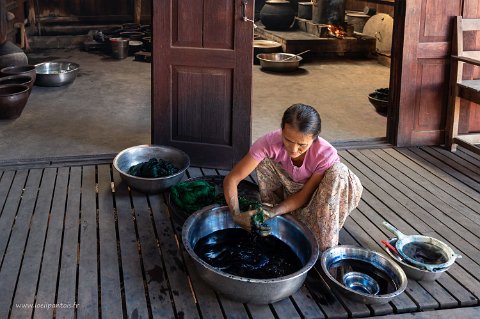 20191122__00289-139 Myat Pwint Chel, Tissage de soie de lotus, teinture