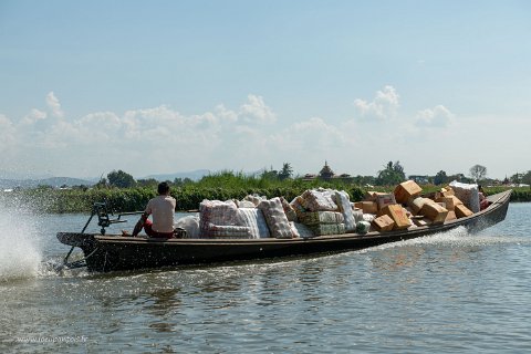 20191122__00171-74 Lac Inle, transport de marchandises