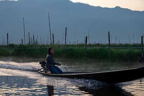 20191123__00303-27 Départ très matinal au travail. Une très grande partie du personnel des hotels de Nyaung Shwe vient des villages du bord du lac et arrive en tenue très tôt le...