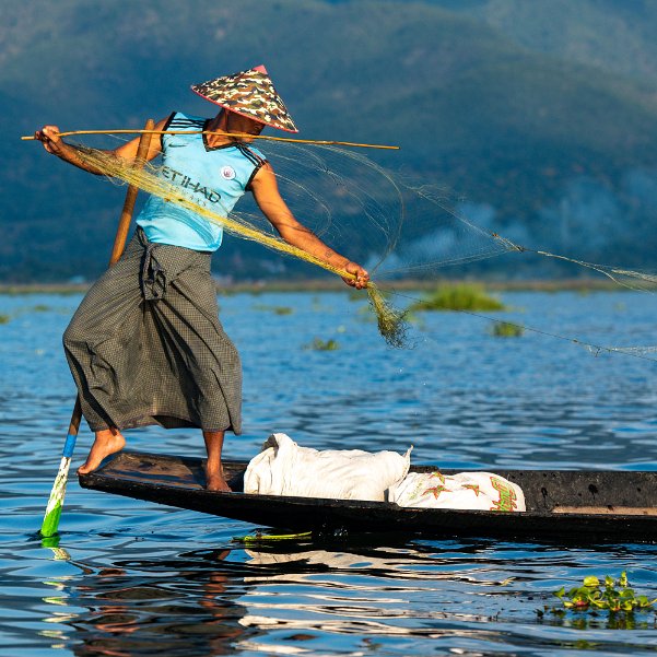 le lac et ses bateliers Un immense lac au milieu des montagnes dont les images sont multiples: pêcheurs plus ou moins authentiuques, bateliers,...