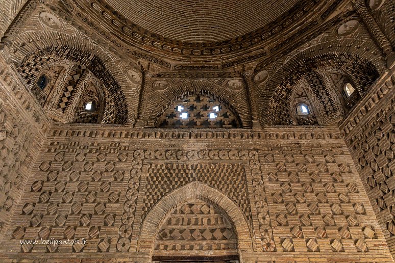 20230522__00203-11 Mausolée Ismail Samani, on voit ici comment le dome repose sur une base carrée (déformée par l'objectif grand angle). C'est l'une des innovations majeures de ce...