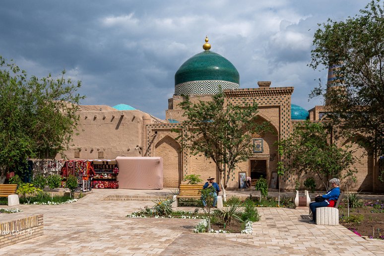 20230518__00188-129 Petit square devant la Madressa Yakub Bay Khodja avec la coupole du mausolée Pakhlavan Mahmoud en 2e plan