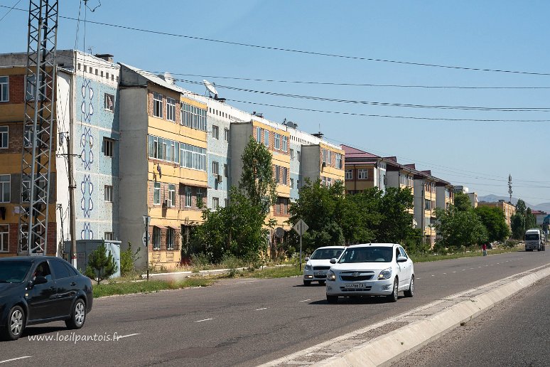 20230604__00700-6 Sur la route de Tachkent à Kokand, traversée d'Angren, ville construite en 1942 avec des prisonniers japonais. Industries du charbon et du caoutchouc, en déclin