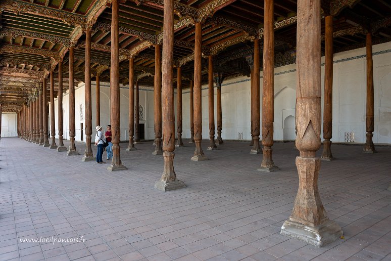 20230604__00700-92 Juma mosquée, grand iwan aux 98 piliers de bois en mélèze sculpté