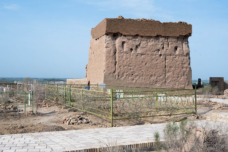 20230514__00307-23 Nécropole de Mizdahkan près de Noukous, mausolée Erezhep Khalifa, prêcheur des débuts de l'islam. De multiples légendes concernent ce bâtiment du Xe s sans...