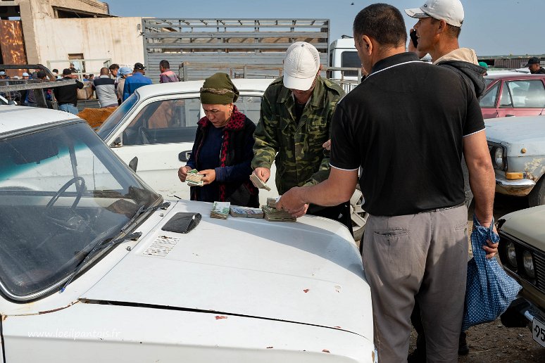 20230514__00334-18 Marché hebdomadaire aux bestiaux de khodzhelyli près de Noukous: le plus gros billet en circulation correspondant à moins de 10€ et les billets de 5000 sums ici...