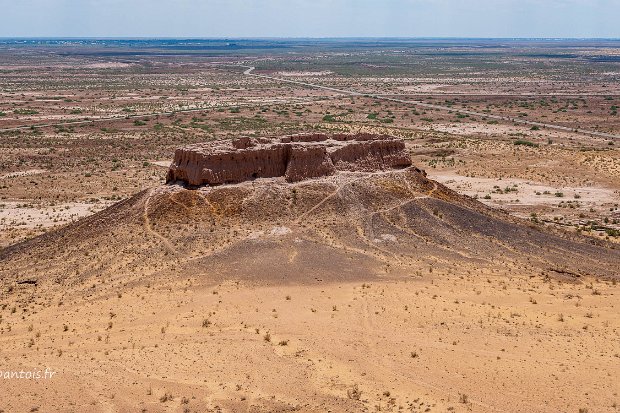 Les forteresses de terre Autrefois intégré au Khorezm, le Karakalpakstan se trouvait au centre d'une zone de conflits importants. Entre le 7e s...