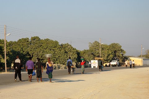 DSD_5522 Zambie, Mongu, capitale du Barotsland, route le matin
