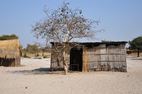 DSD_5754 village sur la route de Mongu à Lusaka