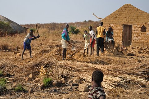 DSD_6323 Zambie, village de Ndole, construction d'une maison