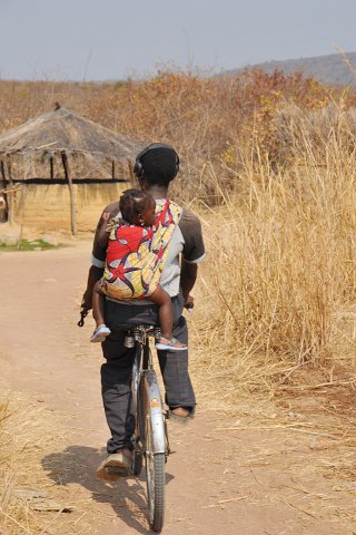 DSD_6357 Zambie, village de Ndole: l'homme moderne