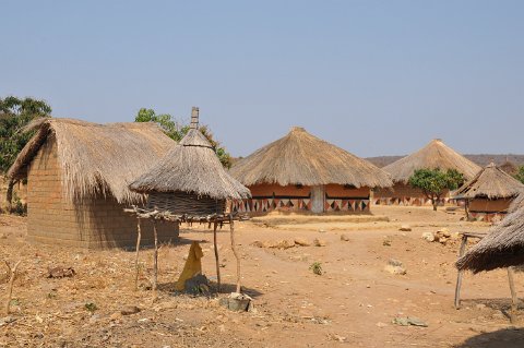 DSD_6380 Zambie, village de Ndole: pulailler et maisons peintes
