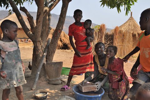 DSD_6392 Zambie, village de Ndole: tamisage de la farine