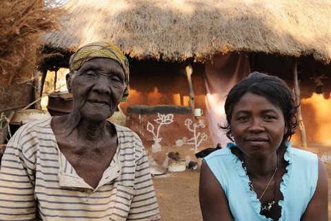 DSD_5089 zambie, songwe village (pres de livingstone): Masa (chef de village, 86 ans) et Alice