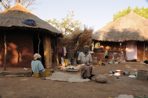 DSD_5090 zambie, songwe village (pres de livingstone), Masa (chef de village 86 ans) dans sa cour