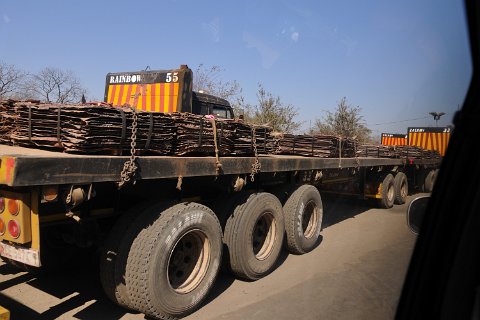 DSD_5229 zambie, derniers mètres avant frontière du zimbabwe, camions de cuivre