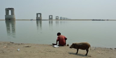 56900F2015___05219 Assam, Bogibeel bridge, sur le Brahmapoutre. Décidé en 1998, le pont a été commencé en 2002 et devrait être terminé en 2017. C'est un pont rail-route de près de...