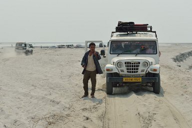 57700F2015___05276 Assam, Bogibeel bridge, sur le Brahmapoutre, piste de sable entre les deux bacs.