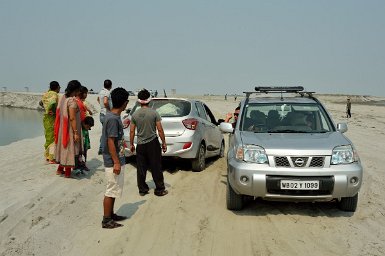 57900F2015___05281 Assam, Bogibeel bridge, sur le Brahmapoutre, piste de sable entre les deux bacs.A cette saison de basses eaux, il y a deux bras distincts du Brahmapoutre, donc...