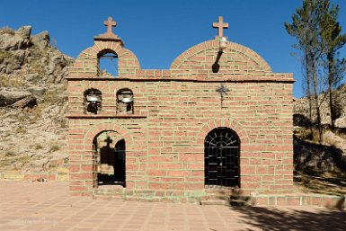 F2016___09681 30km de Sucre, alt 3650m, chapelle de Chataquila (petite lune) fondée en 1949 suite à la découverte d'une pierre avec une image de la Vierge, objet d'importants...