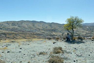 F2016___09775 Cratère de Maragua, au centre, sur une colline, depuis le cimetière de Maragua et Irupampa