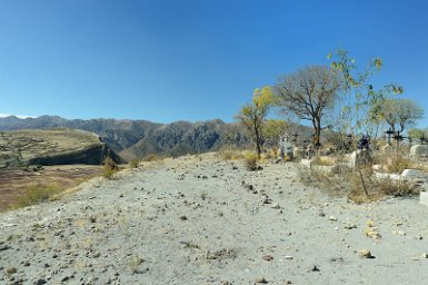 F2016___09778 Cratère de Maragua, au centre, sur une colline, le cimetière de Maragua et Irupampa