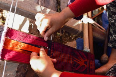 F2016___09785 Maragua, techniques de tissage jalq'a. Les tissus jalq'a (celui qui représente le monde d'en bas), fondamentalement rouges et noirs représentent un monde peuplé...